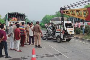 बरेली में बड़ा हादसा : डीसीएम में घुसी एंबुलेंस, चालक समेत सात लोगों की मौत