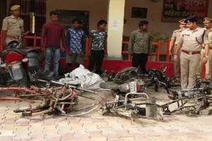 बलिया: चोरी की बाइक को काटकर पार्ट्स बेचने की योजना बना रहे चार शातिर चोर गिरफ्तार