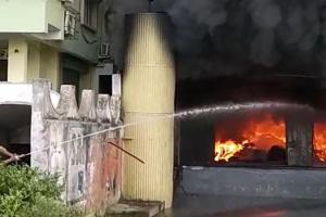 जमशेदपुर: टायर गोदाम में उठी आग की लपटे, 5KM तक फैला धुआं, लोगों को सांस लेने में हो रही परेशानी