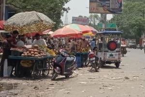 बरेली: मंडी की फुटपाथ पर ठेली दुकानदारों का कब्जा, राहगीर परेशान
