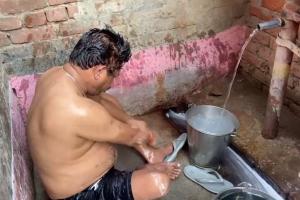 शाहजहांपुर: दलित के घर कैबिनेट मंत्री ने किया विश्राम, हैंडपंप से नहाए