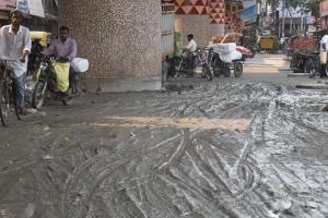बरेली: एक माह से बन रही सड़क अधूरी, राहगीर परेशान
