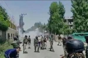 कश्मीरी पंडित कर्मचारी की हत्या का विरोध कर रहे प्रदर्शनकारियों पर पुलिस ने किया लाठीचार्ज