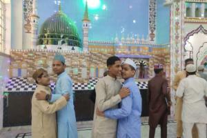 बरेली: हर्षोल्लास के साथ मनाई जा रही ईद, गले मिलकर एक दूसरे को दे रहे मुबारकबाद