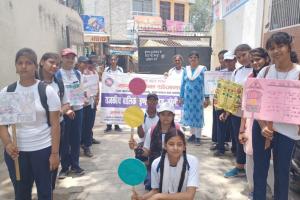 बरेली: यातायात नियमों के प्रति जागरूक करने के लिए छात्राओं ने निकाली रैली