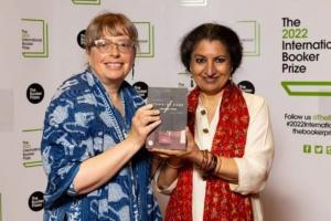 गीतांजलि श्री की ‘रेत समाधि’ को मिला इंटरनेशनल बुकर पुरस्कार, लेखिका ने कहा-मैंने कभी नहीं सोचा था