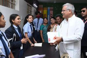 जगदलपुर में सीएम बघेल से स्कूल के छात्र-छात्राओं ने किताबों पर चर्चा की