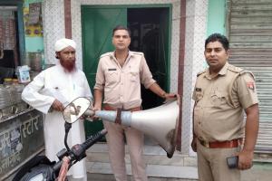 शाहजहांपुर: धर्मस्थलों से उतारे गए लाउडस्पीकर स्कूलों को कराए गए दान