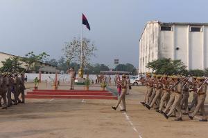 गोरखपुर: SSP ने परेड में पुलिसकर्मियों को लगवाई दौड़, शारीरिक व मानसिक रूप से फिट रहने के दिए निर्देश
