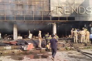 बिजनौर: रिलायंस ट्रेंडस के शोरूम में लगी आग, करोड़ों का नुकसान