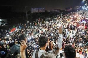 Pakistan : इमरान खान का आजादी मार्च हुआ हिंसक, समर्थकों ने मेट्रो स्टेशन फूंका, इस्लामाबाद में सेना तैनात