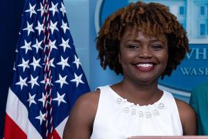पहली अश्वेत कैरीन जीन-पियरे बनीं व्हाइट हाउस की प्रेस सचिव, जेन साकी की ली जगह