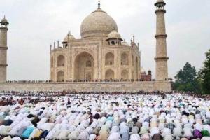 Eid Ul Fitr 2022: दो साल बाद ताजमहल में हुई ईद की नमाज, सभी ने गले मिलकर एक-दूसरे को दी बधाइयां