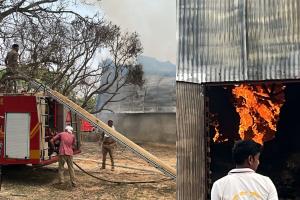 बहराइच: ब्रांड के गोदाम में लगी भीषण आग, करोड़ों का नुकसान