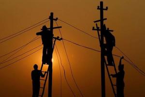 बरेली: बिजली के खंभे से गिरकर कर्मचारी घायल