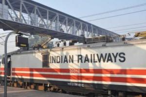 कानपुर: रेलवे के लिए मुसीबत बन सकती है पतंग, उत्तर मध्य रेलवे की ओर से एडवाइजरी जारी