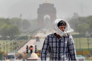 भीषण गर्मी की चपेट में दिल्ली, पारा 44 डिग्री के करीब: मौसम विभाग