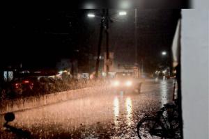 मौसम का मिजाज बदला, बारिश से मिली राहत, दिल्ली, राजस्थान, MP और UP में देर रात बारिश, 3-4 डिग्री गिरा पारा