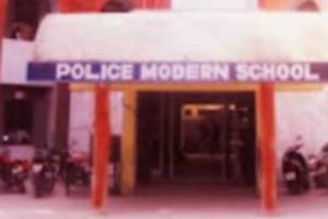 लखनऊ: पुलिस मॉर्डन स्कूल में सालों से पढ़ा रहे शिक्षकों को बिना नोटिस हटाया, नौकरी के लिए चक्कर काट रहे परिजन