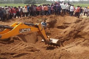 बिजनौर : कुएं की मिट्टी के नीचे दबा युवक जेसीबी लगाकर निकाला बाहर, मौत