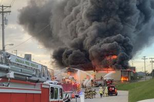 America: ओमाहा रासायनिक कंपनी में लगी आग, इमारत का एक हिस्सा गिरा
