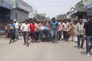 रामपुर: संविदा कर्मी की करंट लगने से मौत पर भड़के परिजन, लगाया जाम