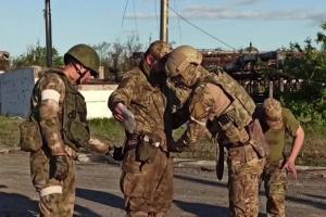 मारियुपोल इस्पात संयंत्र में ‘‘आत्मसमर्पण करने वाले’’ 2,500 यूक्रेनी सैनिकों के भविष्य को लेकर चिंता