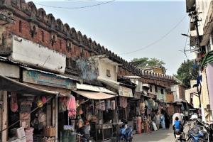 जामा मस्जिद के सामने सराफा बाजार की 40 दुकानों ने खत्म की किले की खूबसूरती