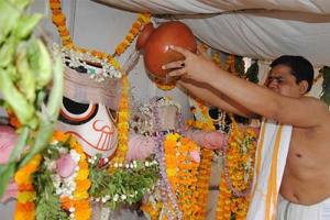 पुरी: दो साल के बाद भगवान जगन्नाथ का स्नान अनुष्ठान देखने की श्रद्धालुओं को मिली अनुमति