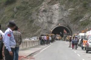 जम्मू कश्मीर में नेशनल हाइवे पर निर्माणाधीन सुरंग का एक हिस्सा गिरा, तीन मजदूर निकाले गए, 10 अब भी फंसे