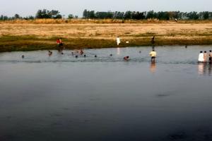 रामपुर: कोसी नदी में नहाने गए तीन किशोर डूबे, दो की मौत, मचा कोहराम