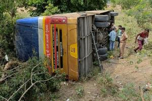 गोरखपुर: बिहार से दिल्ली जा रही बस गड्ढे में पलटी, एक दर्जन से अधिक यात्री घायल