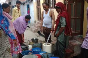 हरदोई: पानी की किल्लत से जूझ रहे हैं शहरवासी, कर्ज के तौर पर रईस लोग दे रहे गरीबों को पानी