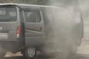 हरदोई: चलती कार में लगी आग, यात्रियों ने कूदकर बचाई जान