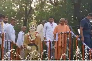 मेरठ पहुंचे मुख्यमंत्री योगी, आजादी की अलख जगाने वाले वीर सपूतों को किया नमन
