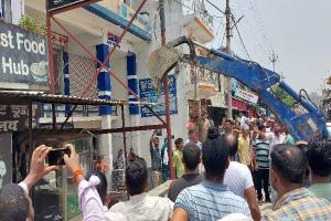 बाराबंकी: हैदरगढ़ में लखनऊ-सुल्तानपुर हाईवे पर चला बुलडोजर, हटाया गया अतिक्रमण