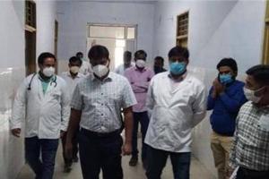 झांसी: लापरवाह स्वास्थ्य अधिकारियों पर गिरी गाज, डीएम ने अनुपस्थित कर्मचारियों का एक दिन का रोका वेतन