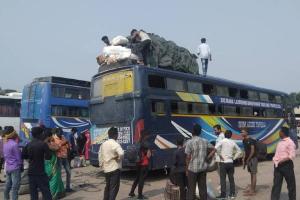 लखनऊ: डग्गामार बस में जगह 44 की, निकले 140 यात्री, नजारा देख दंग चेकिंग अधिकारी