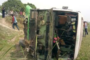 लखीमपुर-खीरी: तेज रफ्तार बस खाई में पलटी, कई यात्री घायल