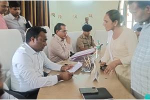 अयोध्या: आईजी जोन ने सदर तहसील में शिकायतें सुनीं, समाधान दिवस में डीएम,एसएसपी बीकापुर में रहे मौजूद