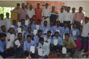 अयोध्या: प्रबंधक ने छात्राओं को दी डिजिटल इंडिया की जानकारी, 120 बच्चों को टेबलेट किया वितरण