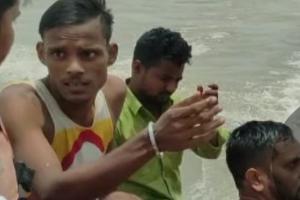 अयोध्या: जल पुलिस ने चाचा-भतीजे को सरयू नदी में डूबने से बचाया