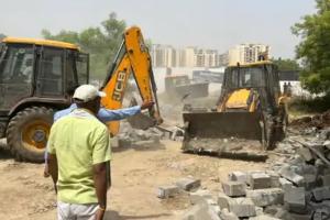 गौतम बुद्ध नगर: प्राधिकरण ने अवैध निर्माण पर चलाया बुलडोजर, 109 करोड़ रुपए की जमीन को कराया कब्जा मुक्त