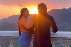Sunset देखते हुए पति संग रोमांस करते दिखी सपना चौधरी, वीडियो वायरल
