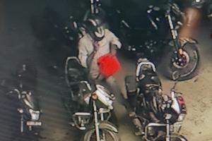 अयोध्या: बाइक की डिग्गी से चोरी हुए हजारों के जेवरात, सीसीटीवी में कैद हुई वारदात