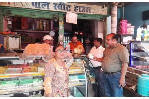 हरदोई: मिलावटखोरी करने वाले दुकानदारों पर खाद्य विभाग ने की कार्यवाही