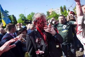 Russia-Ukraine War : यूक्रेन को 40 अरब डॉलर की मदद देगा अमेरिका, पोलैंड में गुस्साए लोगों ने रूसी राजदूत के चेहरे पर पेंट फेंका