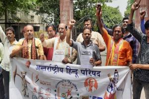 मुरादाबाद : हिंदू संगठनों ने कलेक्ट्रेट पर किया प्रदर्शन, कहा- धर्मस्थल यथास्थिति कानून 1991 खत्म करे सरकार