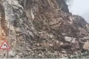 उत्तराखंड: बारिश के बीच हाईवे पर गिरी चट्टान, बद्रीनाथ धाम और हेमकुंड साहिब जा रहे यात्री फंसे