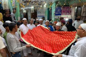 बरेली: दरगाह ताजुश्शरिया पर कांग्रेस के नेताओं ने पेश की चादर